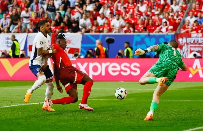 Embolo lao vào đệm bóng mở tỉ số 1-0 cho Thụy Sĩ Saka cứu đội tuyển Anh 1.jpg
