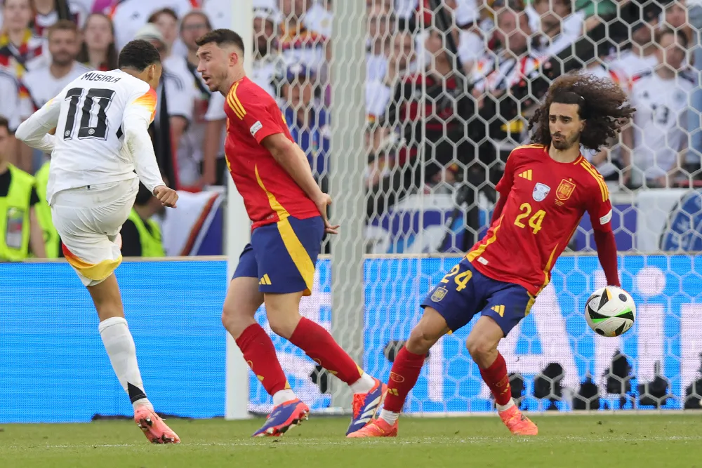 Tình huống gây tranh cãi mà UEFA khẳng định trọng tài Trọng tài Anthony Taylor không thổi 11 mét là đúng. Trọng tài Anthony Taylor - phân công 2.jpg