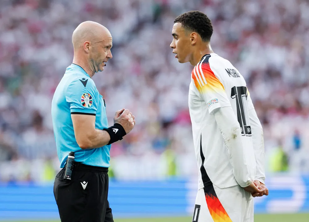 Trọng tài Trọng tài Anthony Taylor trong trận Tây Ban Nha - Đức Trọng tài Anthony Taylor - phân công.jpg