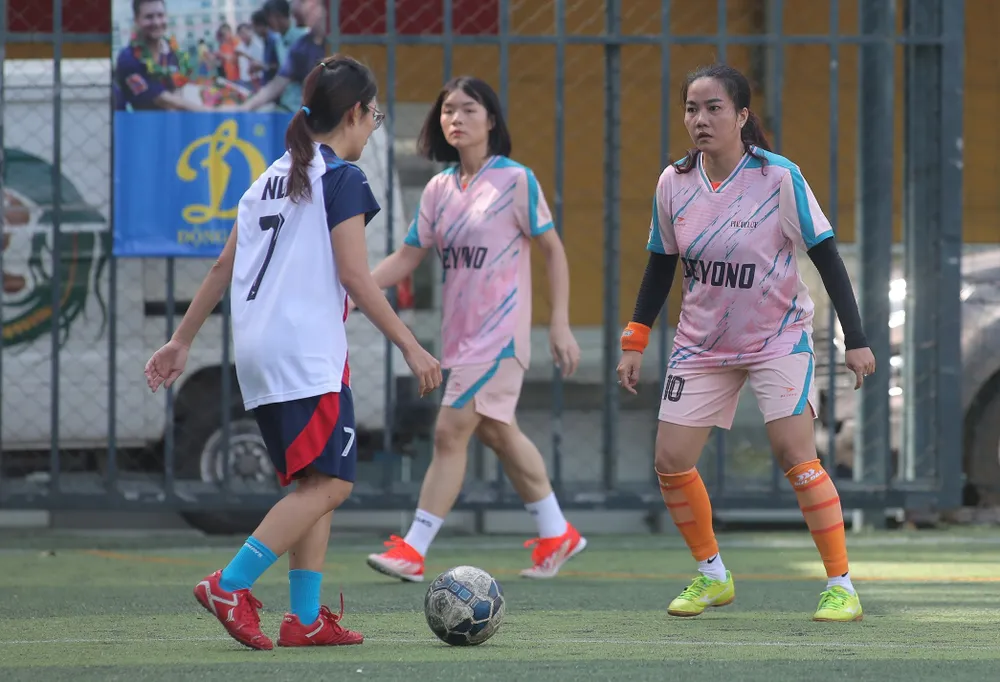 Nhung Owen (phải) ghi được 6 bàn sau 3 trận. AP1GczP92umQ1Dpa5IsLda_mUSwUHq_s.jpg