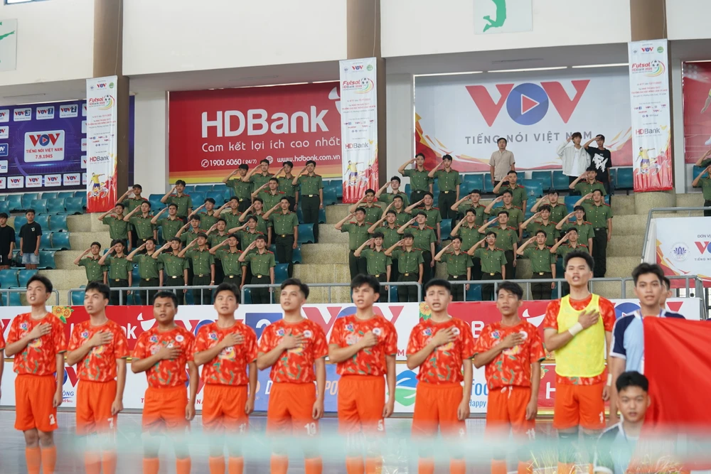 ruc-ro-sac-mau-va-kich-tinh-giai-futsal-sinh-vien-khu-vuc-tp-hcm (3).jpg