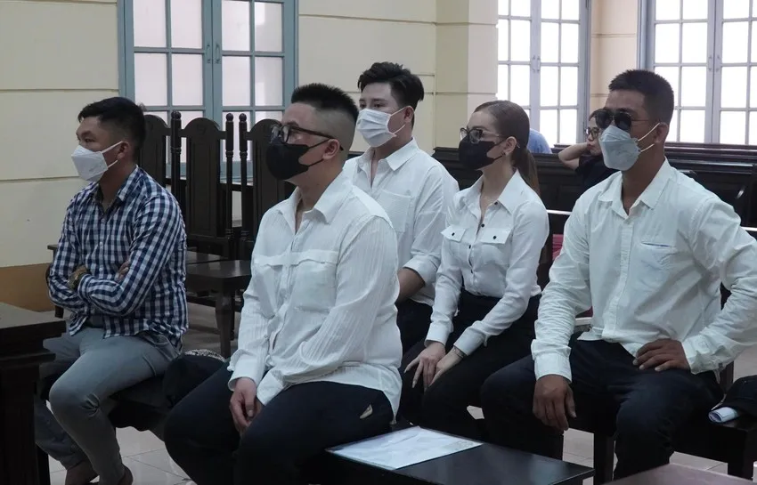 Bị cáo Trang và đồng phạm tại phiên xét xử tháng 11-2022. ẢNH: H.YẾN