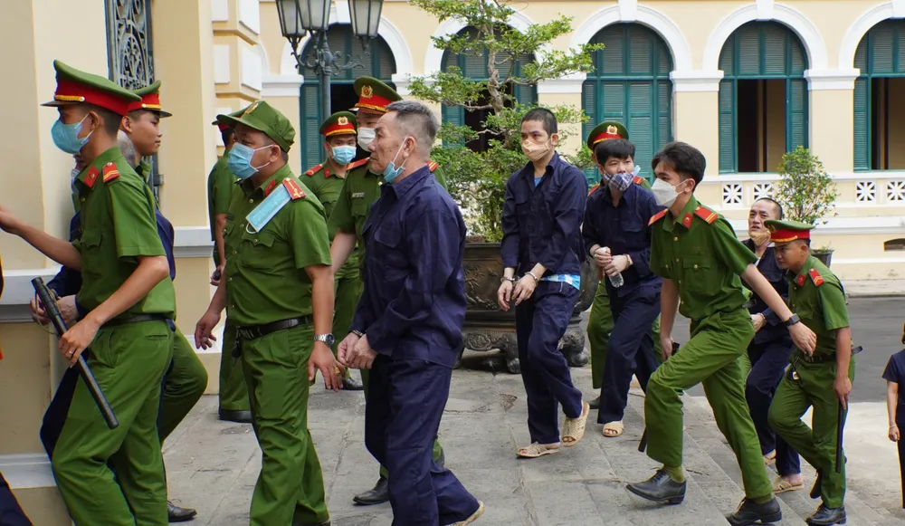 Dẫn giải các bị cáo trong vụ sới bạc quy mô khủng ở quận 6. ẢNH: SONG MAI