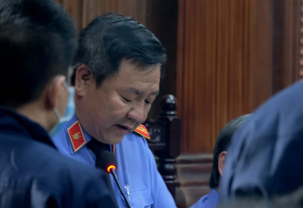 Đại diện VKSND TP.HCM nêu quan điểm luận tội với các bị cáo. ẢNH: SONG MAI