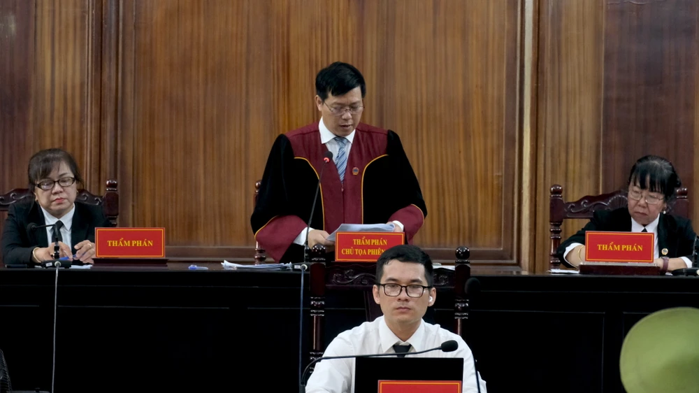 HĐXX tuyên án vụ sới bạc quận 6. ẢNH: SONG MAI