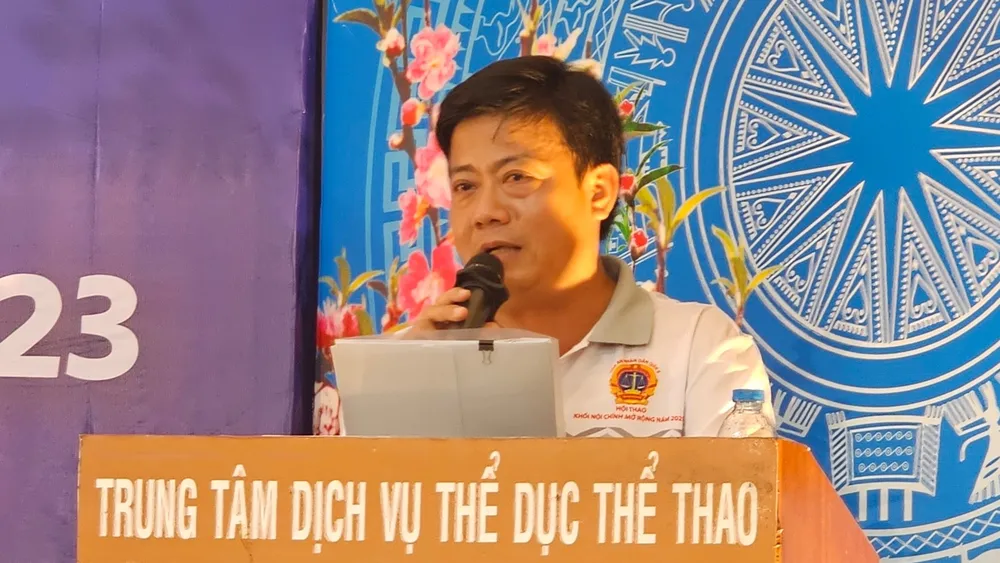 Chánh án TAND quận 5, Cô Hồng Mười phát biểu tại hội thao. ẢNH: SONG MAI