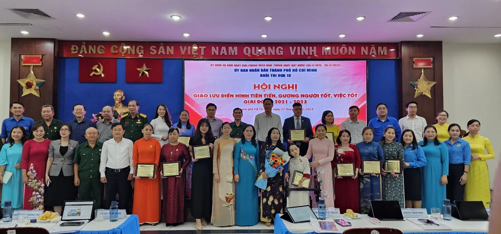 Các cá nhân và tập thể được tuyên dương gương điển hình tiên tiến, người tốt việc tốt. ẢNH: N.N