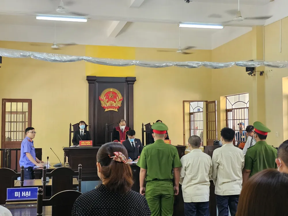 Toàn cảnh phiên xét xử diễn viên Hữu Tín và DJ Nguyễn Hoàng Phi. ẢNH: SONG MAI Toàn cảnh phiên xét xử diễn viên Hữu Tín và DJ Nguyễn Hoàng Phi. ẢNH: SONG MAI