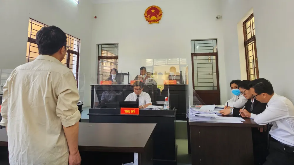 HĐXX xét hỏi bị cáo tại phiên tòa. ẢNH: SONG MAI HĐXX xét hỏi bị cáo tại phiên tòa. ẢNH: SONG MAI