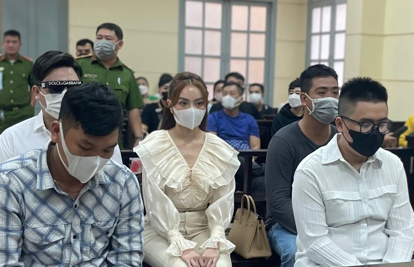 Bị cáo Trang Nemo và đồng phạm tại phiên tòa. ẢNH: H.Yến