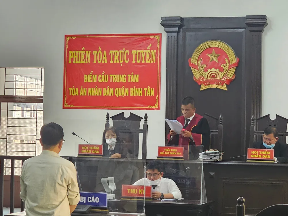 HĐXX tuyên án đối với bị cáo Phan Đức Hồng. ẢNH: SONG MAI