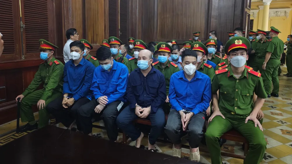 Các bị cáo trong vụ cướp tiền ảo trên cao tốc. ẢNH: SONG MAI Các bị cáo trong vụ cướp tiền ảo trên cao tốc. ẢNH: SONG MAI