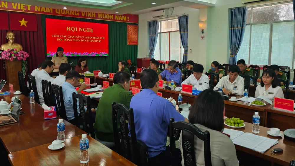 Toàn cảnh buổi giám sát của Ban pháp chế HĐND tại Công an Quận 5. ẢNH: SONG MAI