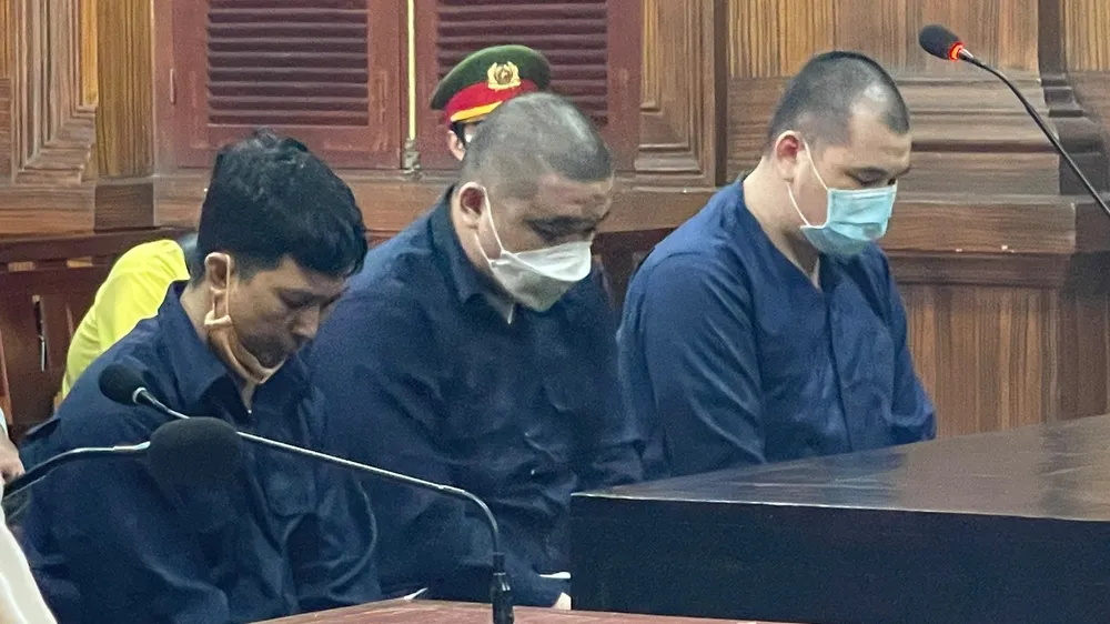 Ba bị cáo mua bán trái phép chất ma túy tại phiên tòa. ẢNH: AX