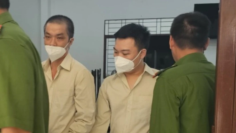 Hai bị cáo sau phiên xét xử. ẢNH: SONG MAI Hai bị cáo sau phiên xét xử. ẢNH: SONG MAI