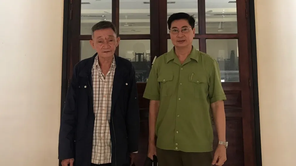 Ông Trịnh Dân Cường (bìa trái) cùng người đại diện theo pháp luật đến TAND quận 6 ngày 9-6. Ảnh: NCT Ông Trịnh Dân Cường (bìa trái) cùng người đại diện theo pháp luật đến TAND quận 6 ngày 9-6. Ảnh: NCT