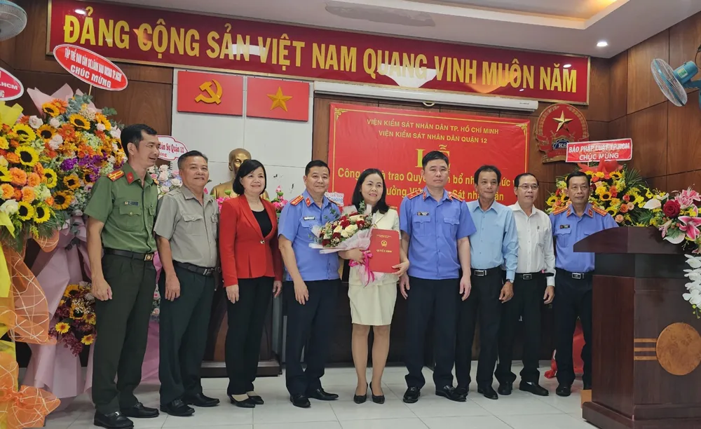 Tân Viện trưởng VKSND quận 12 chụp ảnh cùng đại diện lãnh đạo các đơn vị. Ảnh: SONG MAI Tân Viện trưởng VKSND quận 12 chụp ảnh cùng đại diện lãnh đạo các đơn vị. Ảnh: SONG MAI