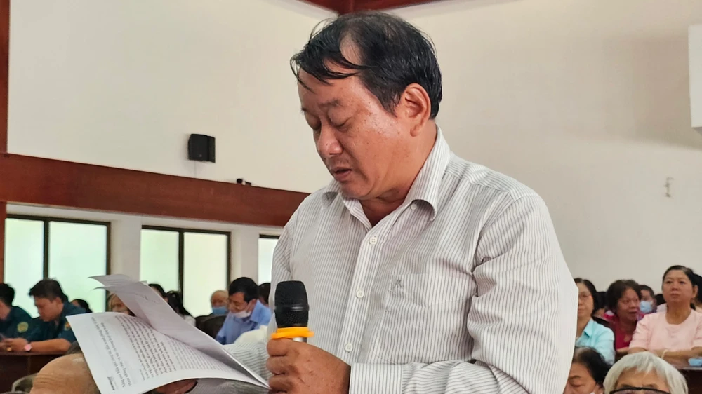 Cử tri Đặng Văn Rành (quận 11) nêu ý kiến tại buổi tiếp xúc cử tri. Ảnh: SONG MAI
