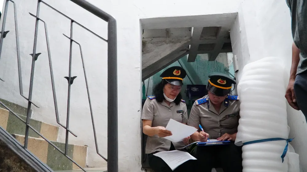 Chấp hành viên bên trong nhà số 14 Nguyễn An Ninh đang được cưỡng chế và giao cho chủ hợp pháp. Ảnh: CẨM TÚ