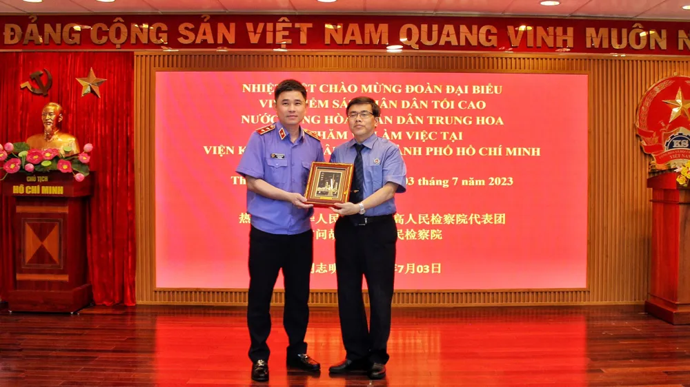 Viện trưởng VKSND TP.HCM Nguyễn Đức Thái (trái) chụp ảnh cùng ông Khưu Lợi Quân, Phó viện trưởng Viện kiểm sát nhân dân tỉnh Hải Nam, trưởng đoàn công tác. Ảnh: DI LINH Viện trưởng VKSND TP.HCM Nguyễn Đức Thái (trái) chụp ảnh cùng ông Khưu Lợi Quân, Phó viện trưởng Viện kiểm sát nhân dân tỉnh Hải Nam, trưởng đoàn công tác. Ảnh: DI LINH