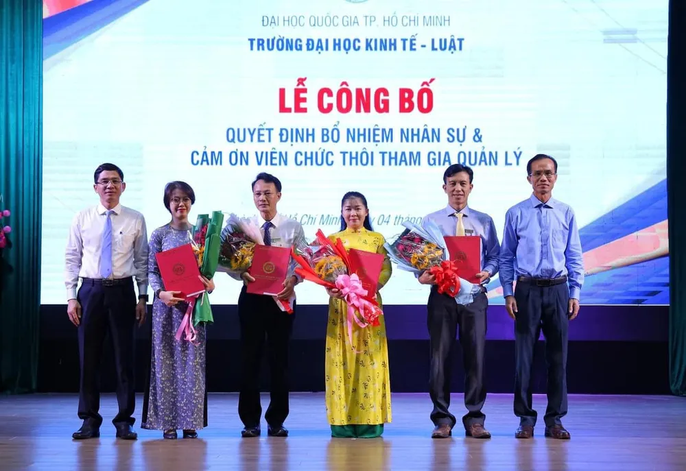 Trường ĐH Kinh tế - Luật, ĐHQG TP.HCM trao nhiều quyết định về công tác nhân sự.