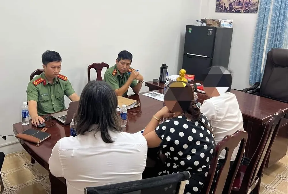 Cơ quan công an làm việc với bà X cùng hai luật sư bảo vệ quyền và lợi ích hợp pháp cho bà. Ảnh: AX