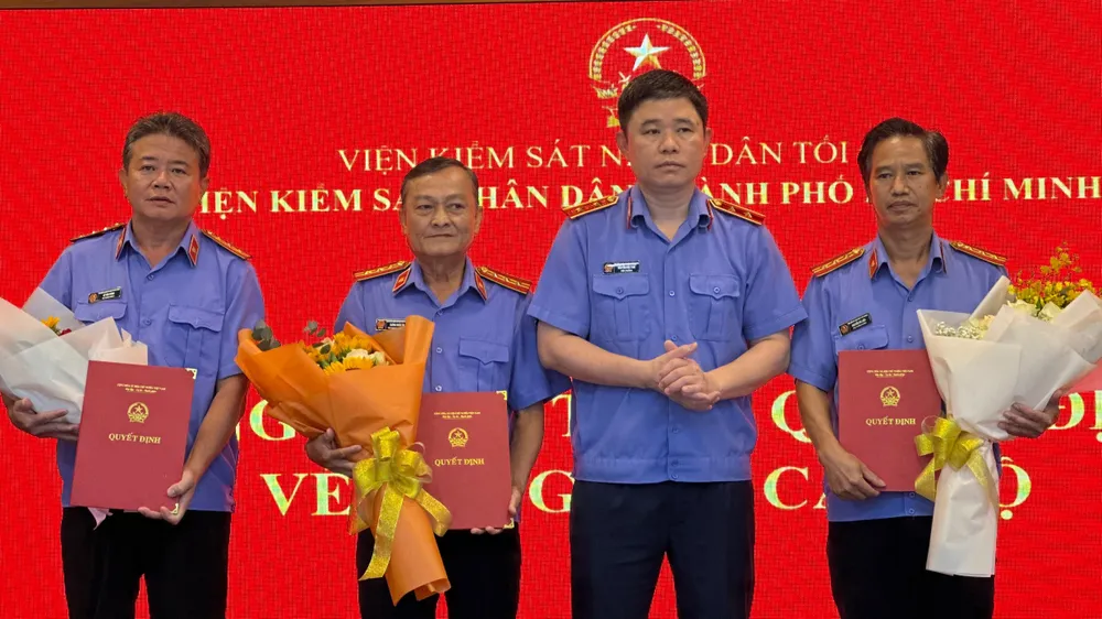 Viện trưởng VKSND TP.HCM trao quyết định về điều động cán bộ giữ chức vụ lãnh đạo, quản lý. Ảnh: AX