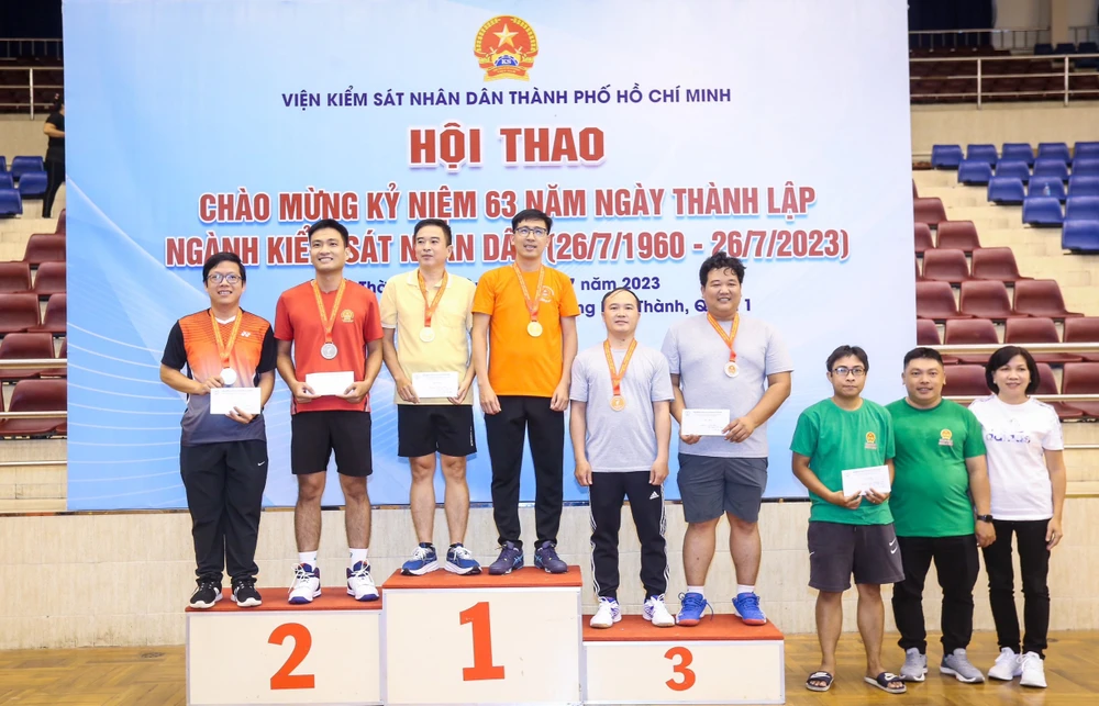 Các vận động viên lãnh giải bộ môn thi đấu cầu lông. Ảnh: SONG MAI