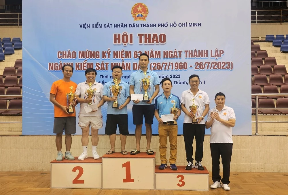 Phó viện trưởng Võ Quang Huy (bìa phải) trao giải cho vận động viên đạt giải. Ảnh: SONG MAI