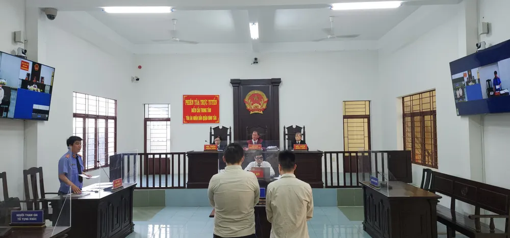 Phiên xét xử trực tuyến tại TAND quận Bình Tân. Ảnh: ĐL