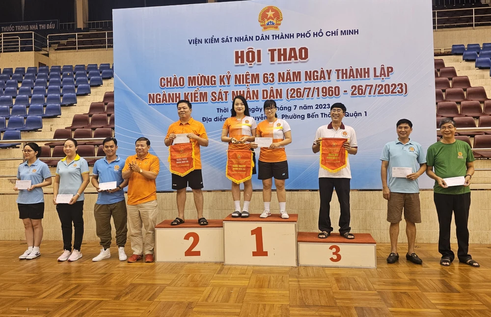 Giải nhất môn thi kéo co thuộc về VKSND quận 1, giải nhì VKSND Bình Tân và giải ba thuộc về VKSND quận 12. Ảnh: SONG MAI