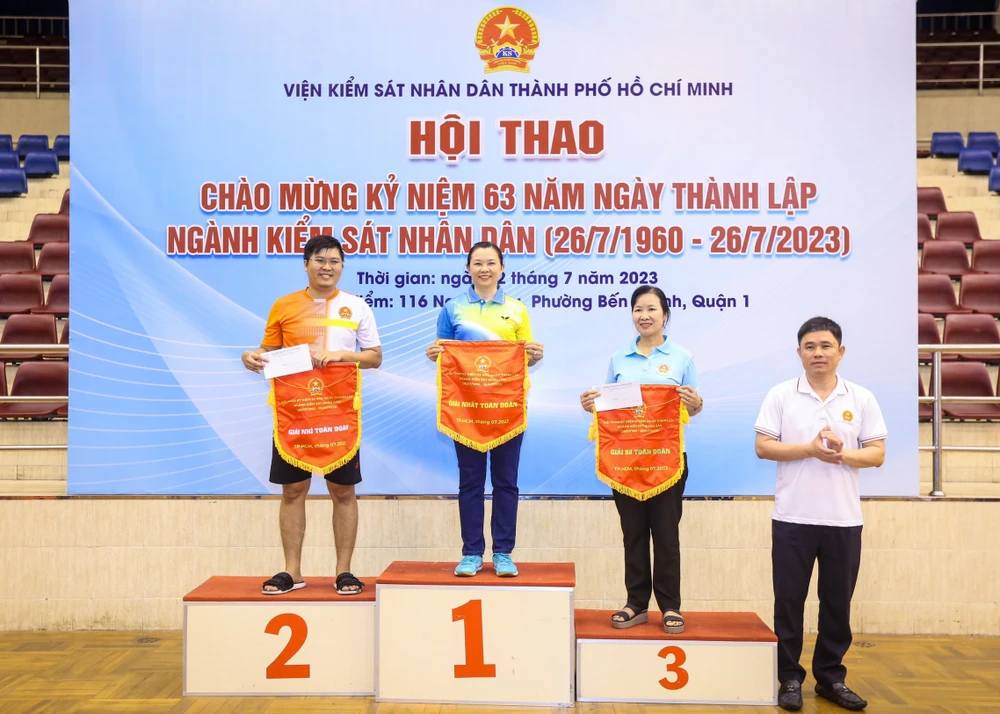 Viện trưởng VKSND TP.HCM Nguyễn Đức Thái (bìa phải) trao giải cho các đội đạt giải toàn đoàn. Ảnh: SONG MAI