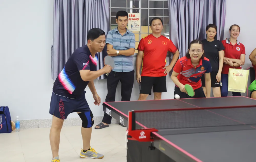 Các vận động viên tham gia thi đấu bóng bàn. Ảnh: ĐL Các vận động viên tham gia thi đấu bóng bàn. Ảnh: ĐL