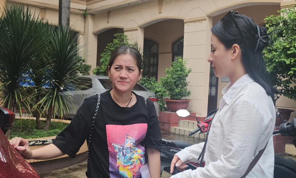 Bà Võ Thị Hồng Loan (trái) đã đến TAND quận Phú Nhuận vào chiều 25-7. Ảnh: SONG MAI