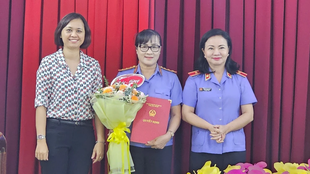Phó Viện trưởng VKSND TP.HCM Huỳnh Thị Ngọc Hoa trao quyết định giao bà Lê Thị Hiệp, Phó Viện trưởng VKSND quận 11 (giữa) phụ trách đơn vị. Ảnh: SONG MAI
