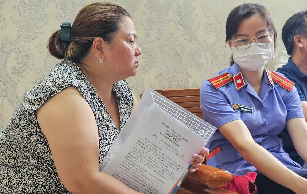 Bì Trần Hoàng Họa Mi (trái - mẹ của Nguyễn Trần Hoàng Phong) tại buổi làm việc. Ảnh: SONG MAI