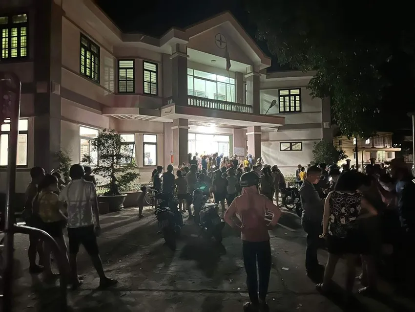 Người dân tập trung tại Đội quản lý Điện Lao Bảo để phản ánh sự việc. Ảnh: BT Người dân tập trung tại Đội quản lý Điện Lao Bảo để phản ánh sự việc. Ảnh: BT