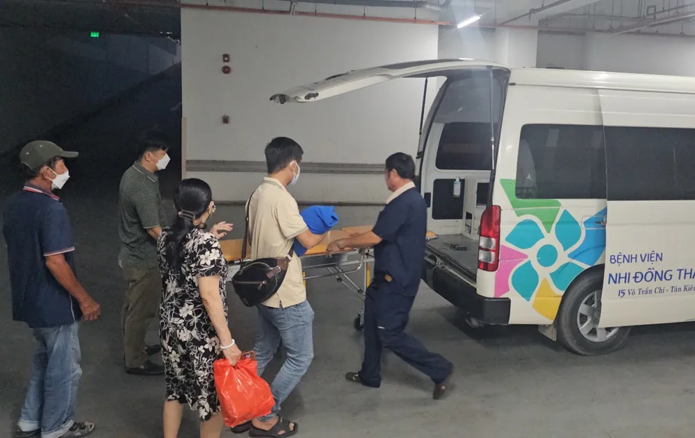 Gia đình đang làm các thủ tục để an táng cho bé. Ảnh: SONG MAI