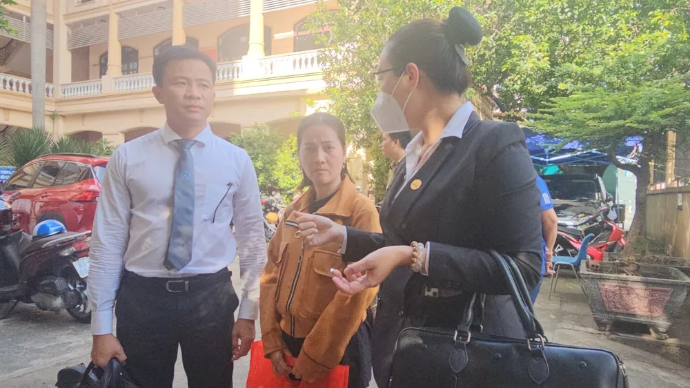 Bà Hồng Loan (giữa) cùng luật sư đến tòa để sao chụp tài liệu, chứng cứ. Ảnh: SONG MAI