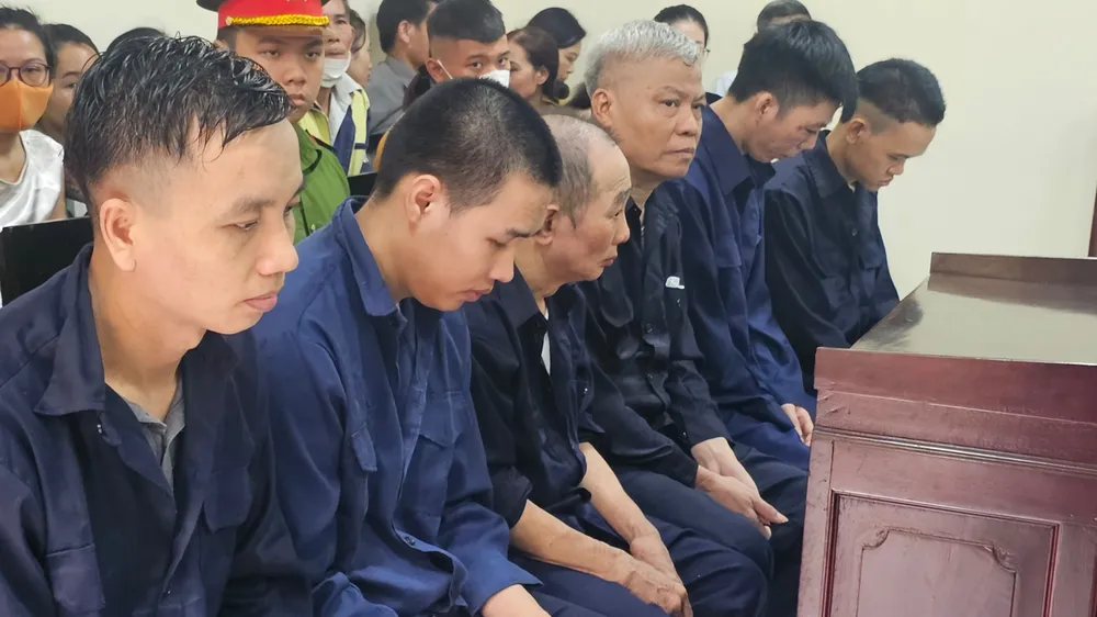 Các bị cáo làm giả Nón Sơn tại tòa. Ảnh: SONG MAI