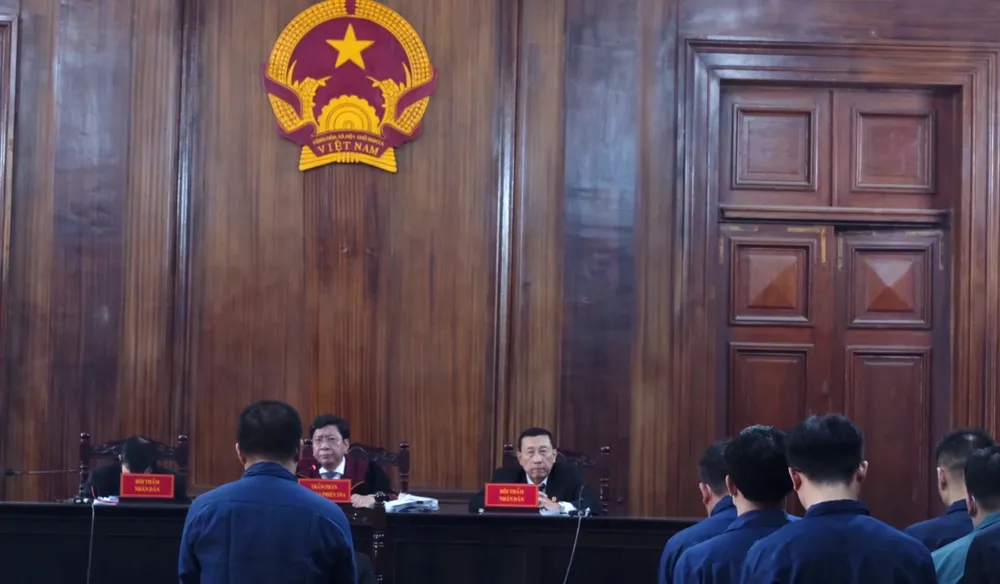 Các bị cáo nói lời sau cùng trong vụ 13 cựu công an phường nhận tiền để thả người. Ảnh: SONG MAI Các bị cáo nói lời sau cùng trong vụ 13 cựu công an phường nhận tiền để thả người. Ảnh: SONG MAI