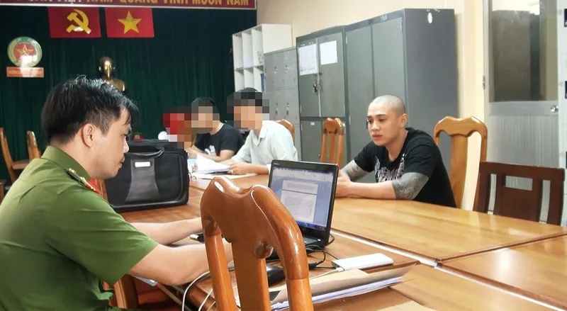 Bị can Mai Nguyễn Xuân Thành làm việc tại cơ quan công an. Ảnh: HT