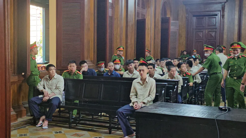 Các bị cáo trong băng nhóm “áo cam” gây rối trật tự công cộng. Ảnh: SONG MAI Các bị cáo trong băng nhóm “áo cam” gây rối trật tự công cộng. Ảnh: SONG MAI