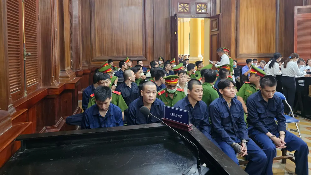 Các bị cáo được sắp xếp ngồi ở cả hai phòng xử án. Ảnh: SONG MAI Các bị cáo được sắp xếp ngồi ở cả hai phòng xử án. Ảnh: SONG MAI