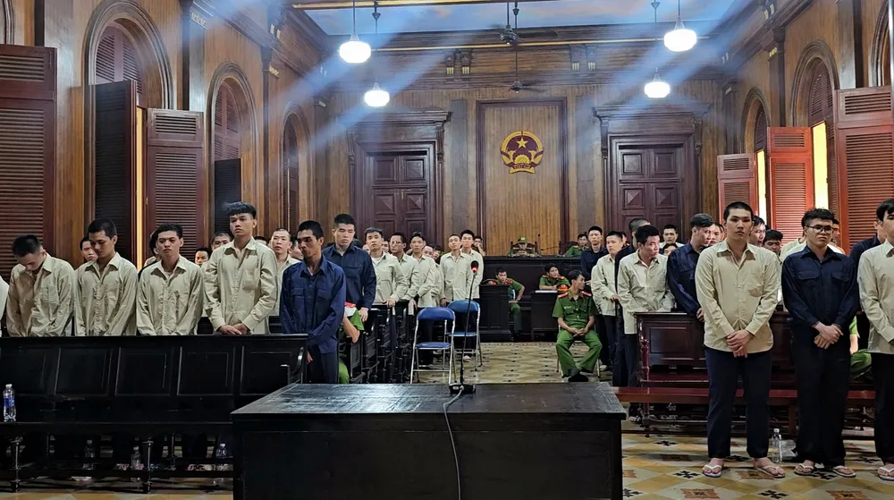 Các bị cáo đứng nghe đại diện VKS luận tội. Ảnh: SONG MAI