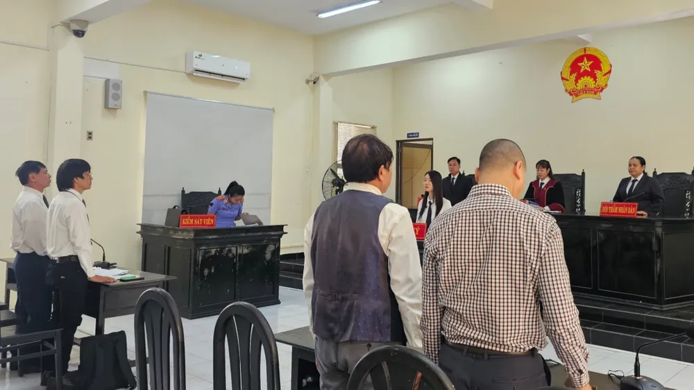Toàn cảnh phiên xét xử sáng 26-9. Ảnh: SONG MAI kien chai bia.jpg