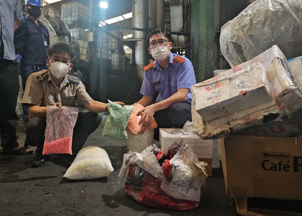 Số ma túy là hồng phiến, lam phiến... là tang vật trong các vụ án hình sự được mang đi tiêu hủy. Ảnh: SONG MAI tang vat ma tuy.jpg
