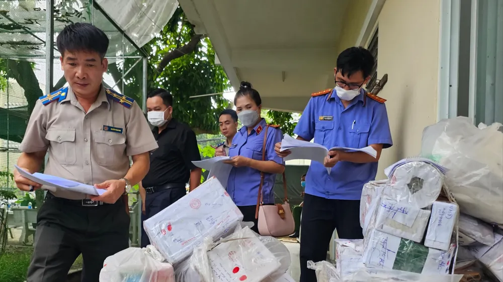 Đại diện VKSND TP.HCM đang kiểm sát tang vật trước khi đưa đến lò tiêu hủy. Ảnh: SONG MAI thi hanh an ma tuy.jpg
