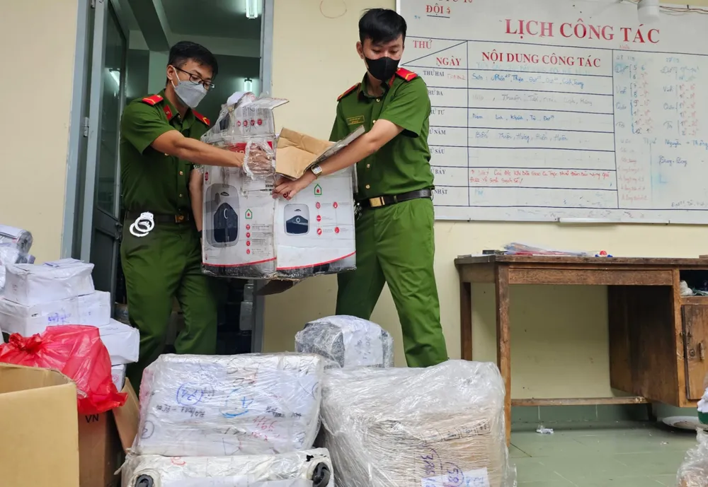 Do số lượng ma túy lên hơn 1,6 tấn, lực lượng cảnh sát của Phòng cảnh sát hình sự và hỗ trợ tư pháp hỗ trợ vận chuyển ma túy từ kho ra để kiểm kê. Ảnh: SONG MAI tieu huy ma tuy 1.jpg