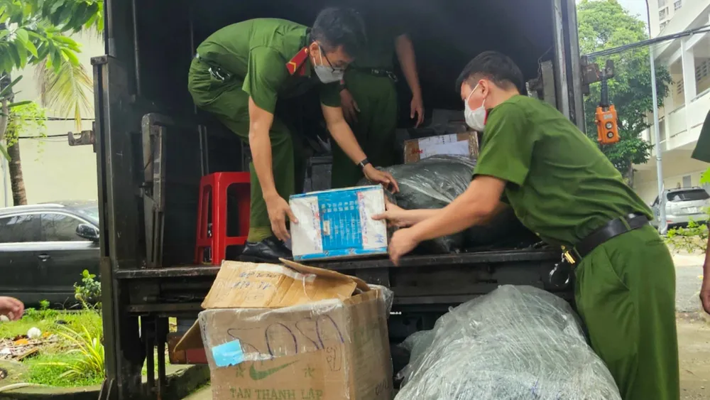 Lực lượng cảnh sát của Phòng cảnh sát hình sự và hỗ trợ tư pháp bốc xếp ma túy lên xe để chở đến kho tiêu hủy. Ảnh: SONG MAI tieu-huy-ma-tuy-2-3211-5312.jpg